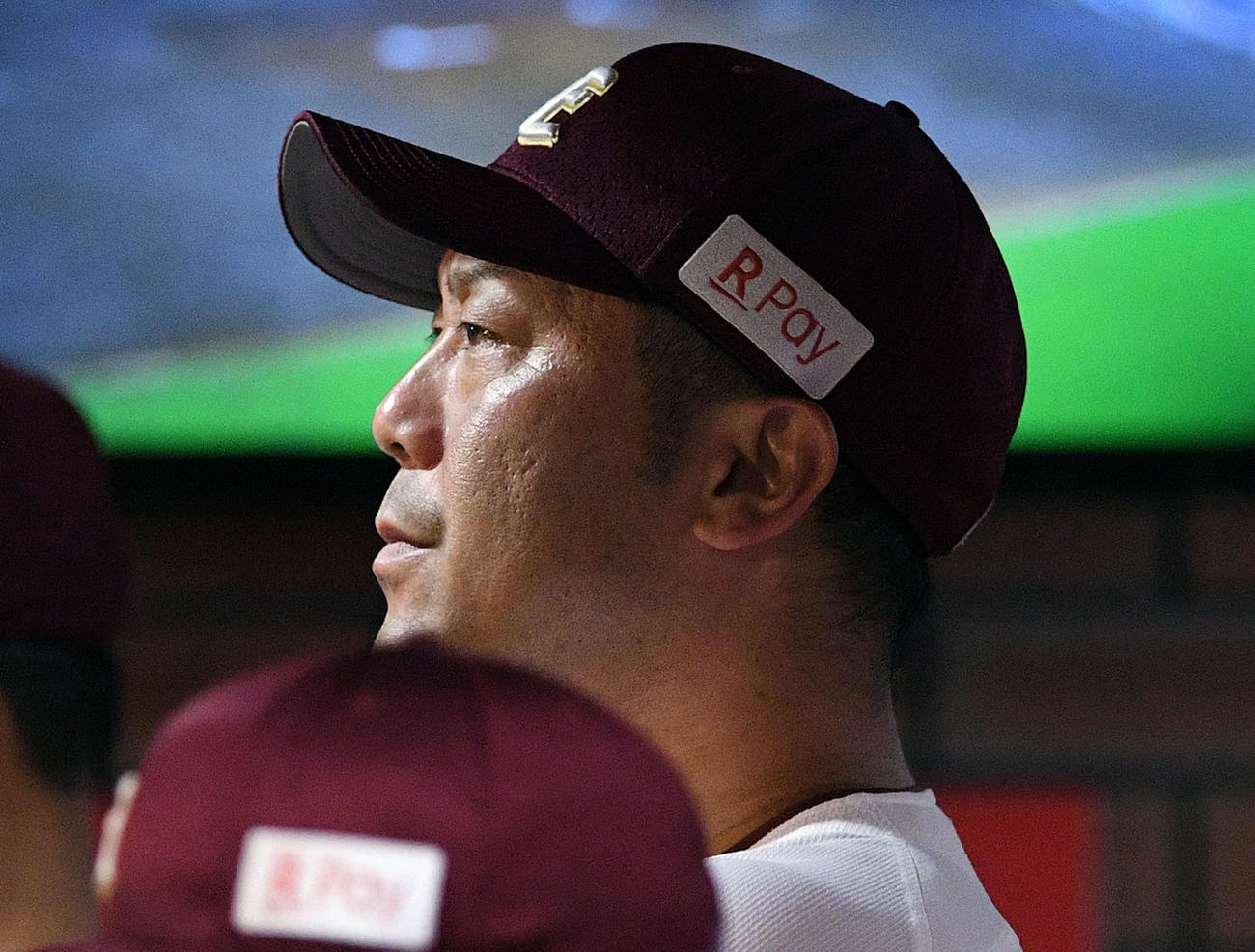 楽天対西武　厳しい表情で戦況に視線を送る楽天三木監督（撮影・滝沢徹郎）