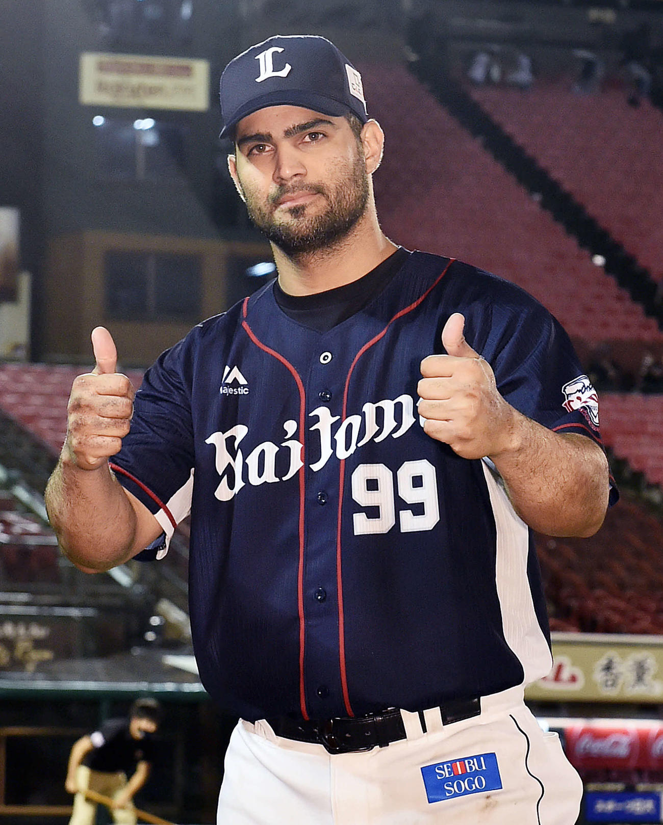 楽天対西武　ヒーローインタビューを終えカメラに向かってサムアップする西武メヒア（撮影・滝沢徹郎）