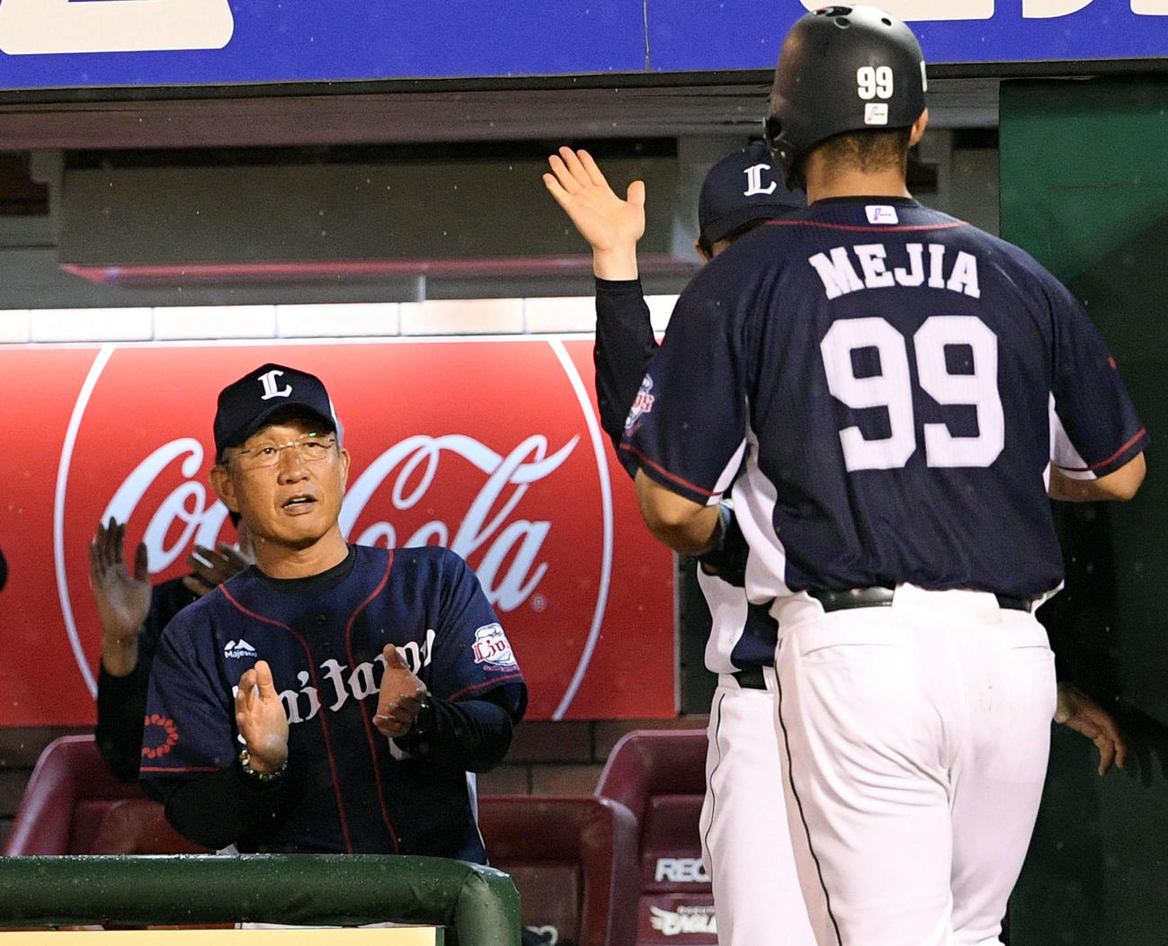 楽天対西武　9回西武2死一、二塁、逆転の3点本塁打を放ったメヒア（右）を出迎える辻監督（左）（撮影・滝沢徹郎）