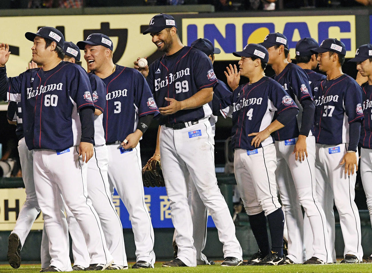 楽天対西武　試合後、勝利球を手に笑顔でナインとエアタッチを交わす西武メヒア（前列左から4人目）（撮影・滝沢徹郎）