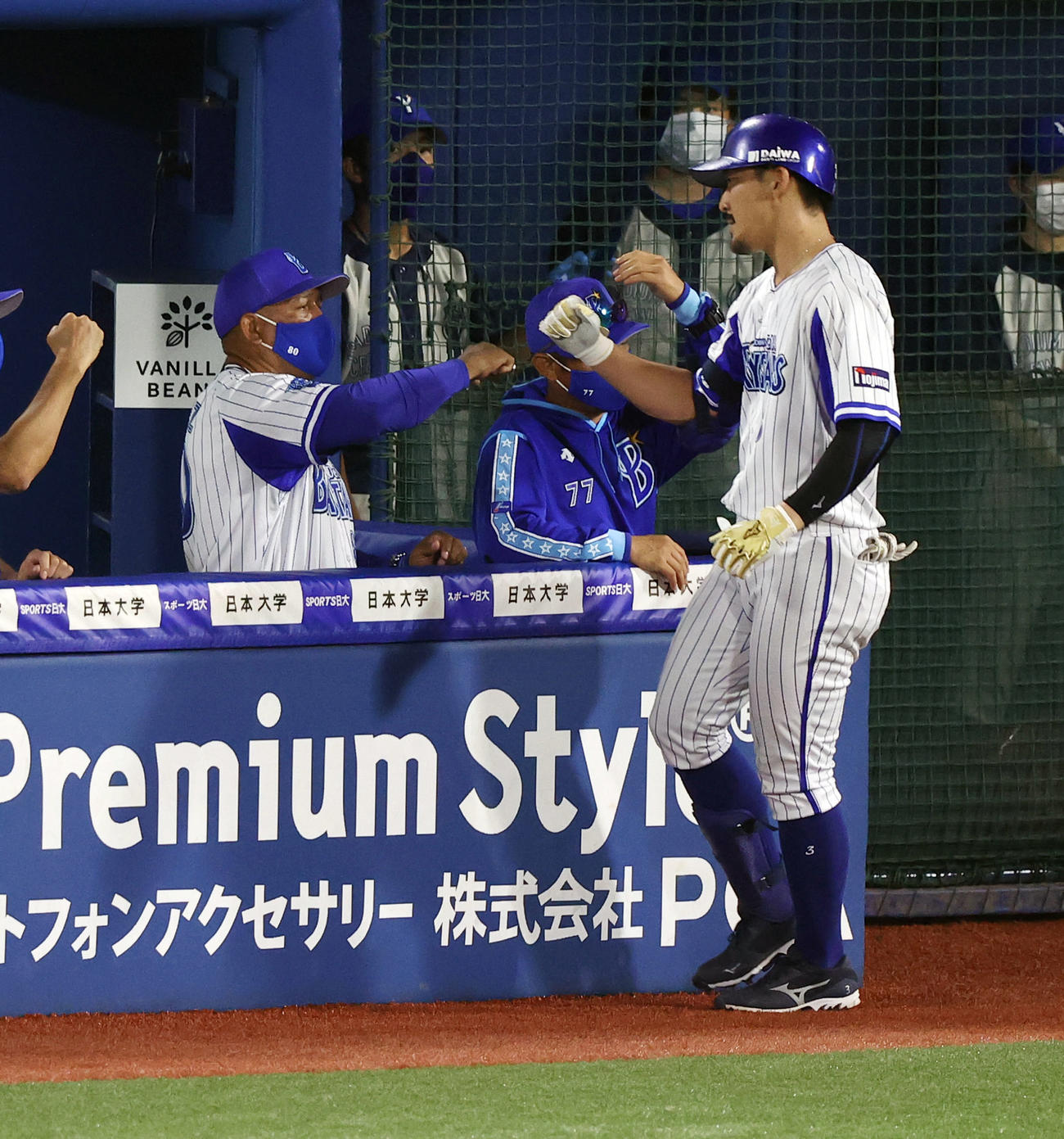 DeNA対ヤクルト　3回裏DeNA1死、ソロ本塁打を放った梶谷（右）をエルボータッチで迎えるラミレス監督（撮影・垰建太）