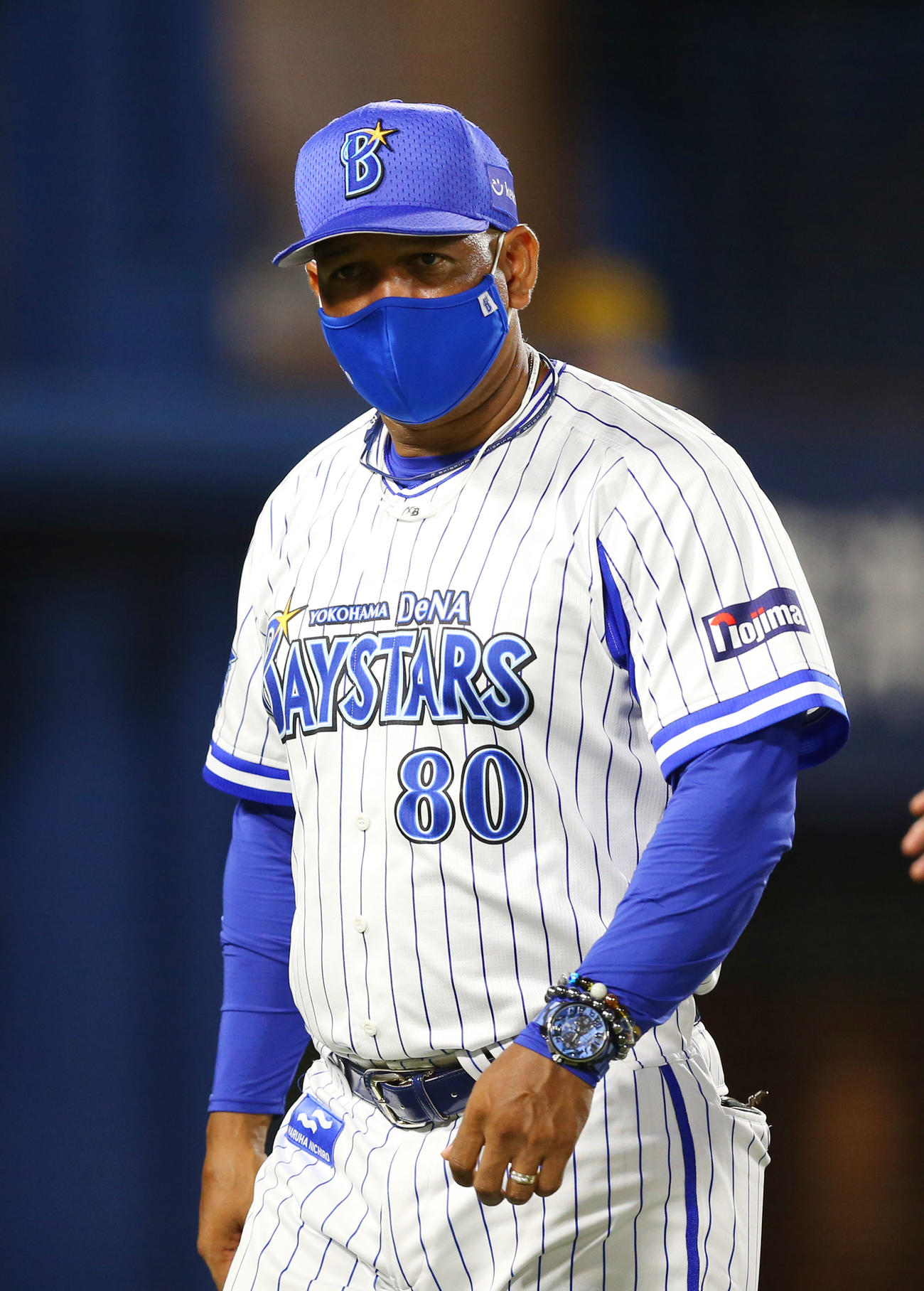 DeNA対ヤクルト　7回表、交代を告げてベンチに戻るDeNAラミレス監督（撮影・大野祥一）
