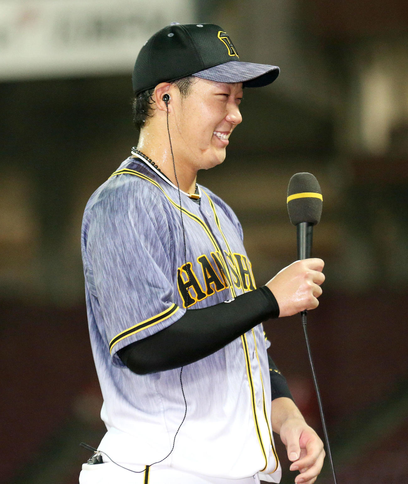 広島対阪神　ヒーローインタビューで笑顔を見せる大山（撮影・上山淳一）
