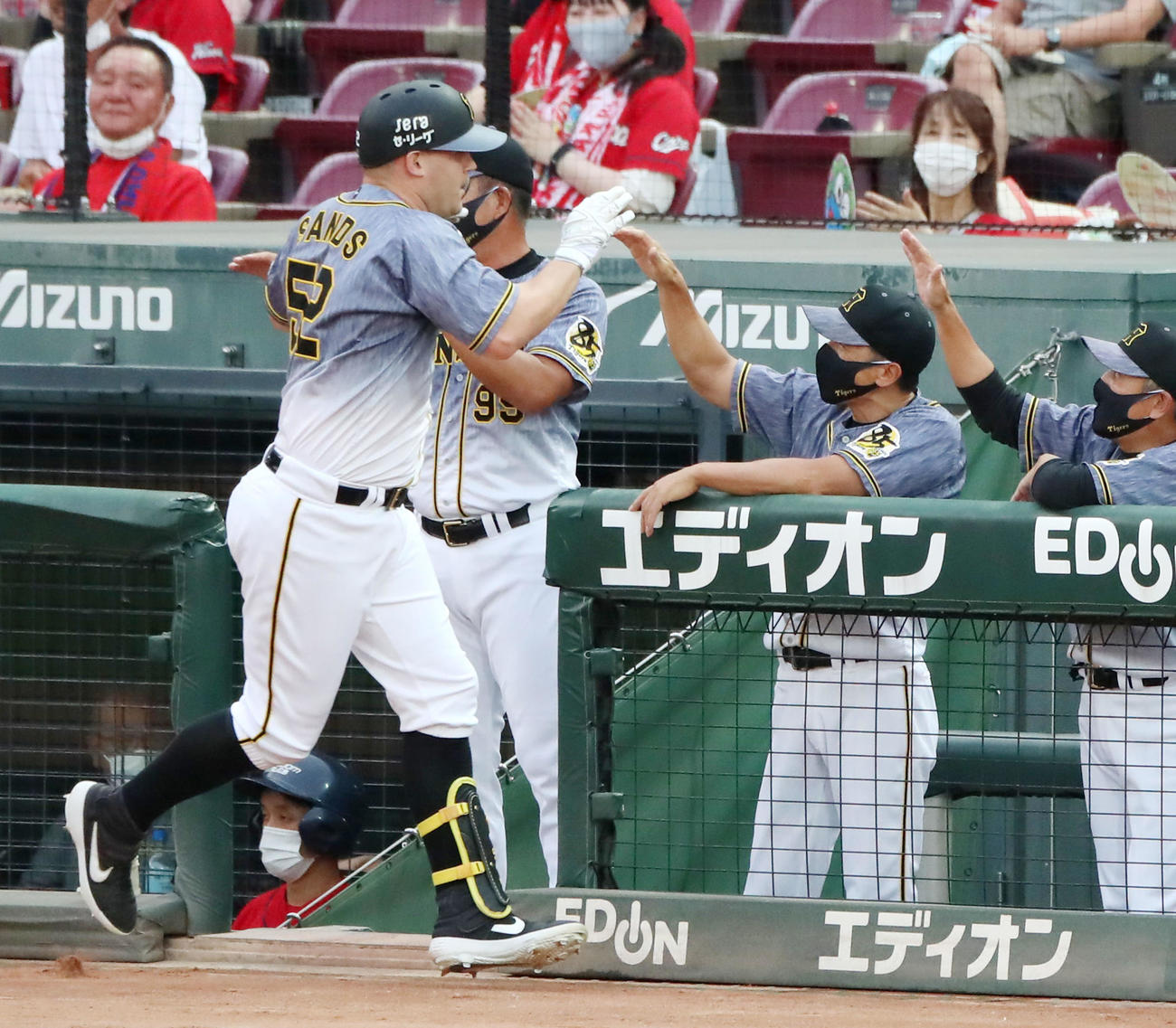 広島対阪神　1回表阪神1死一、二塁、矢野監督（右）は左越え3点本塁打を放ったサンズをエアタッチで出迎える（撮影・加藤哉）