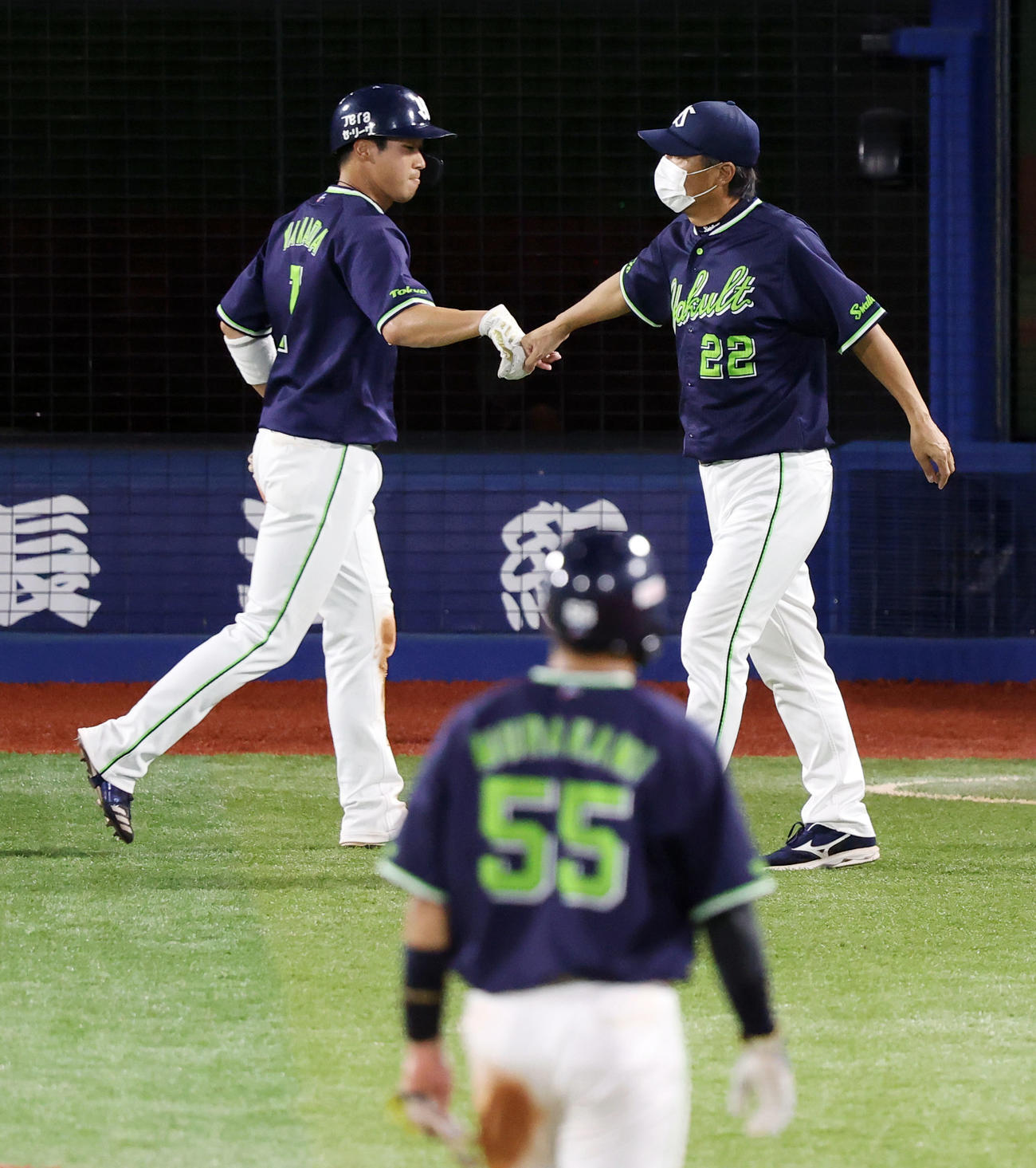 DeNA対ヤクルト　7回裏、ヤクルト高津監督（右）は交代を告げに行く際、適時打を放った山田哲とグータッチを交わす（撮影・垰建太）