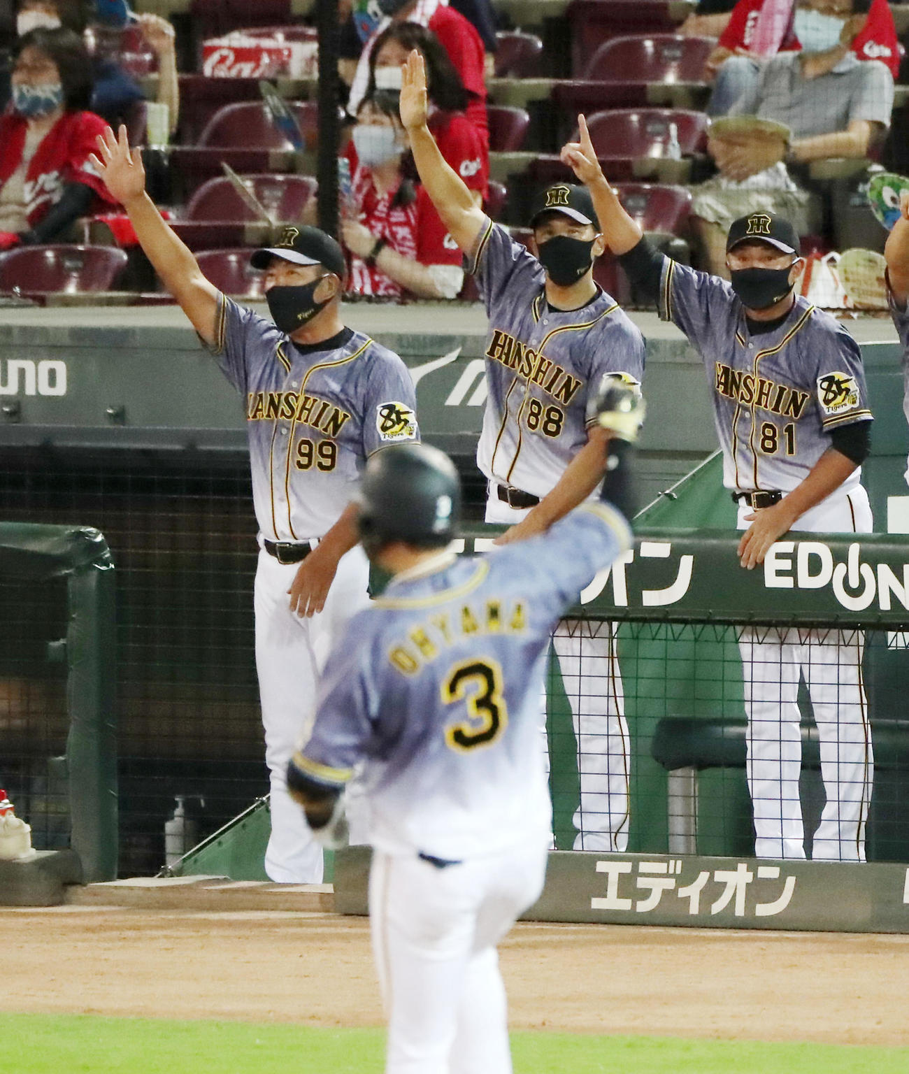 広島対阪神　10回表阪神2死一、二塁、矢野監督（中央）は右越え適時三塁打を放った大山に向かって笑顔を見せる（撮影・加藤哉）