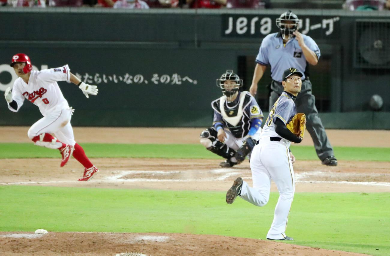 28日の広島戦9回裏、岩崎は上本にサヨナラ打を打たれる（撮影・加藤哉）