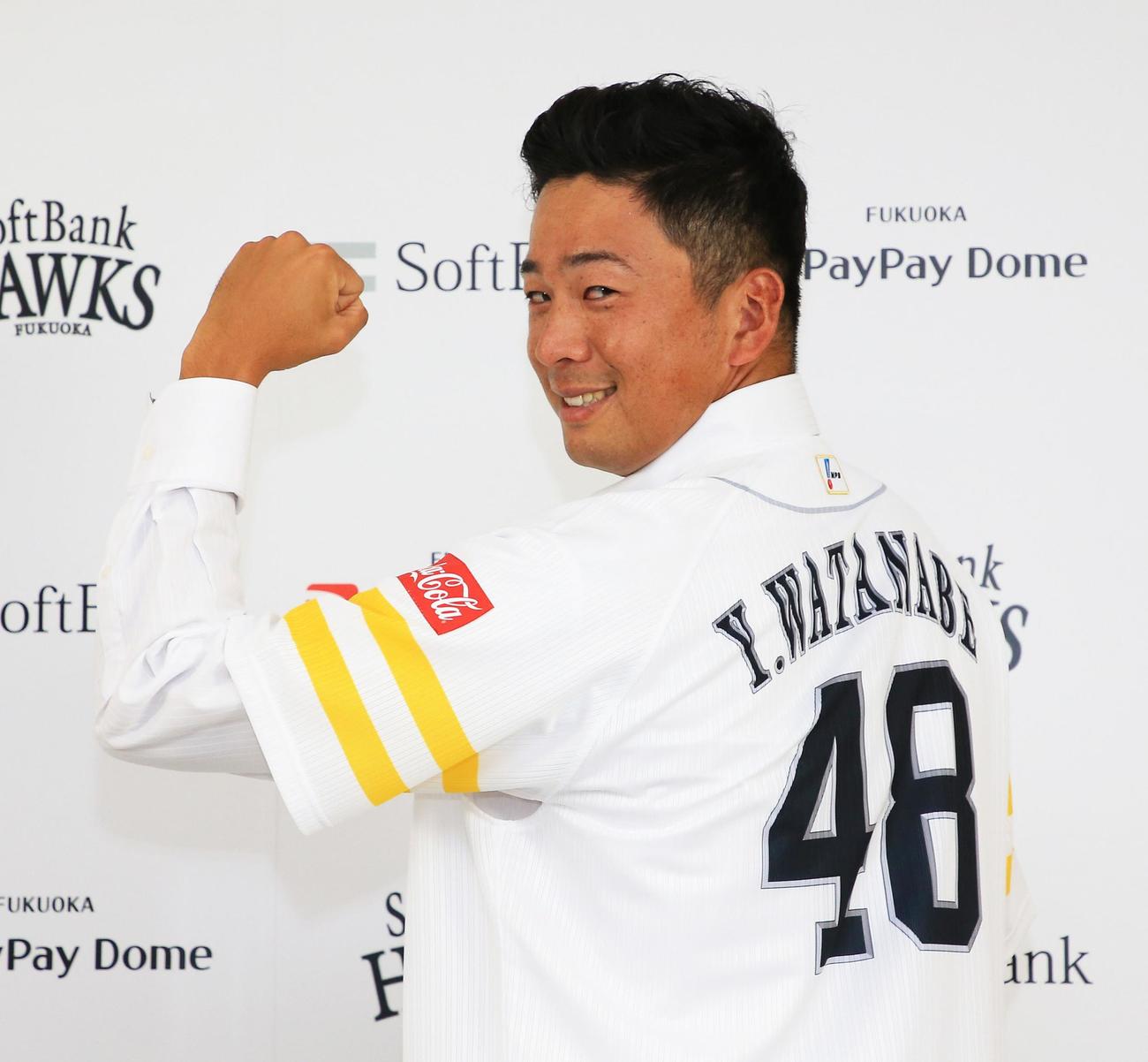 支配下登録の会見を終えた渡辺雄大は、背番号「48」のユニホームを着て笑顔を見せる（球団提供）