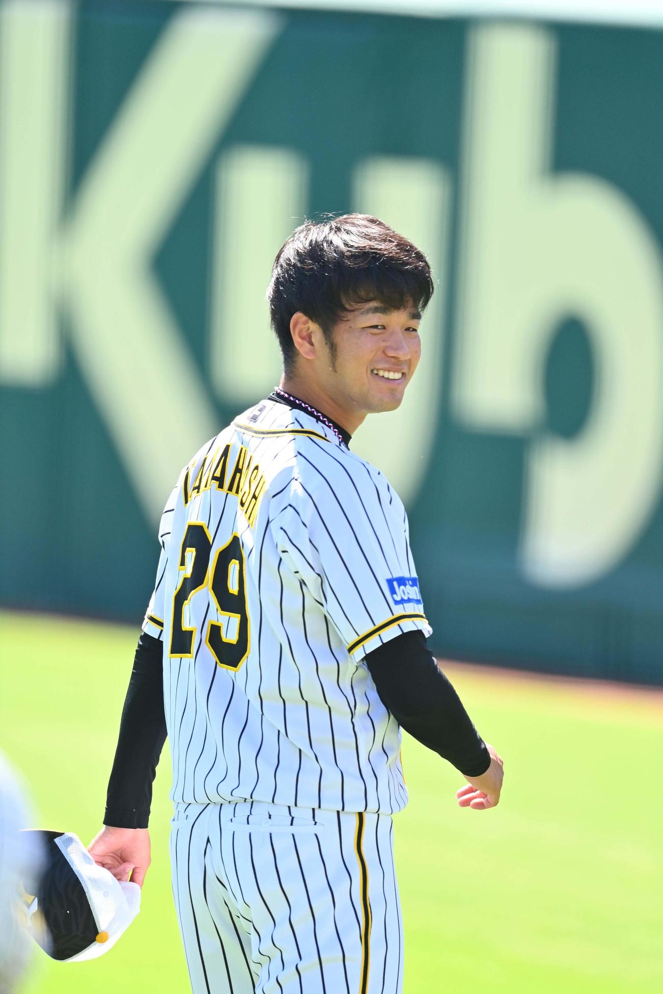 投手指名練習で笑顔を見せる高橋遥人（撮影・上田博志）