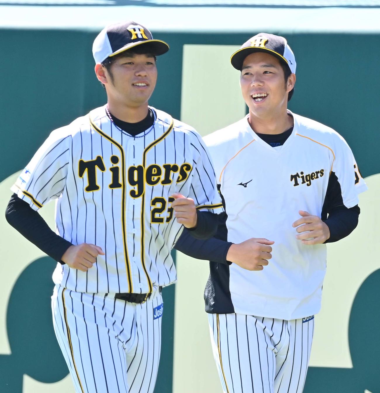 明るい表情でランニングする高橋遥人（左）と青柳晃洋（撮影・上田博志）