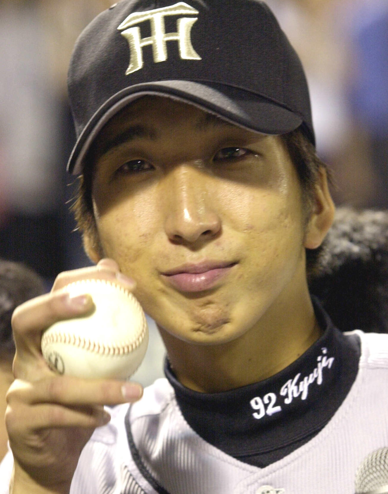 長かった初勝利への道、ヒーローインタビューでウイニングボールを手に涙を見せる藤川球児（2002年9月11日撮影）
