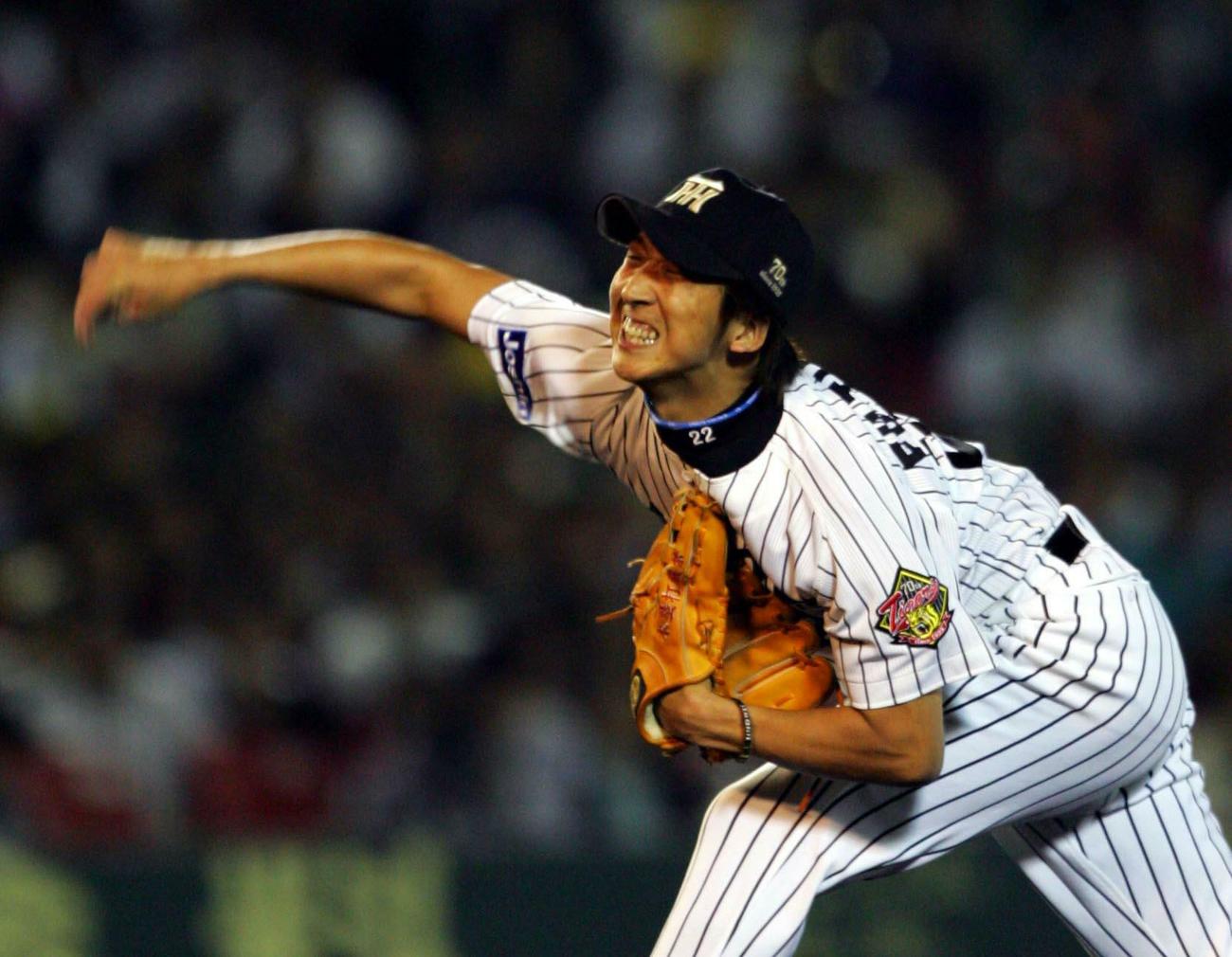 シーズン78試合目の登板で8回表を3人で仕留めた藤川球児は、稲尾（西鉄）らの持つ年間最多試合登板記録に並んだ（2005年9月28日撮影）