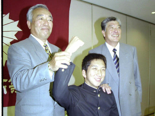 98年12月2日、阪神との仮契約を終え担当スカウトと会見する高知商・藤川（中央）