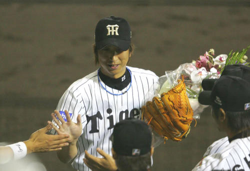 79試合目の登板でシーズン最多登板を達成し花束を贈られる阪神藤川球児（2005年9月29日撮影）