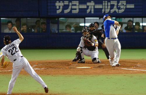 全セ対全パ　9回表全パ無死、カブレラは空振り三振に倒れる。投手は藤川球児（2006年7月21日撮影）