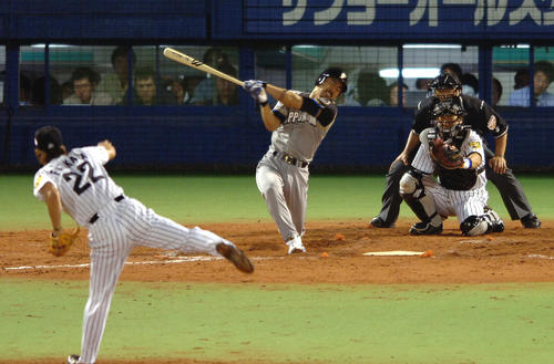 全セ対全パ　9回表全パ1死、小笠原道大は空振り三振に倒れる。投手藤川球児（2006年7月21日撮影）