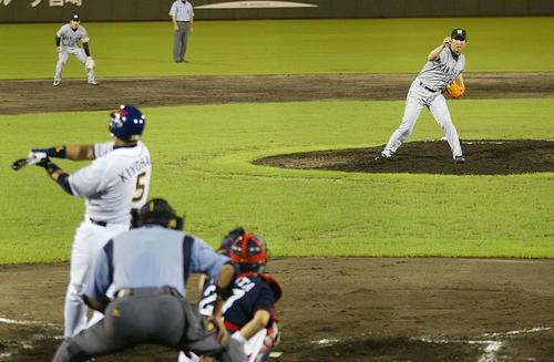 オールスター第2戦で、阪神藤川はオリックス清原から空振り三振を奪う（2006年7月23日撮影）