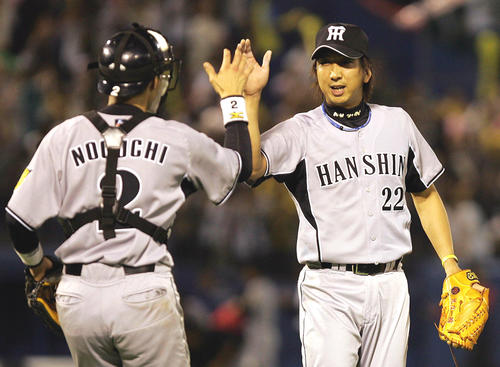 07年10月3日、ヤクルト戦でプロ野球タイ記録の46セーブをマークした藤川（右）は野口とハイタッチ