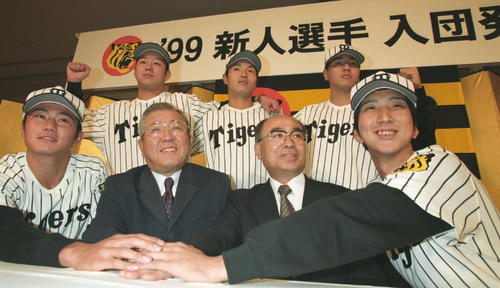 98年12月21日、阪神の新人入団発表会見でポーズをとる、後列左から部坂、福原、寺田、前列左から金沢、野村監督、高田球団社長、1位指名の藤川