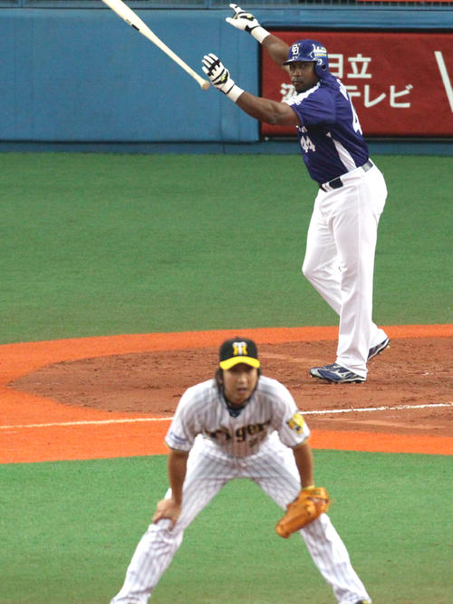 セCS第1S　阪神対中日3回戦　9回表中日2死三塁、タイロン・ウッズが左中間に2点本塁打を放つ。手前は藤川球児（2008年10月20日撮影）