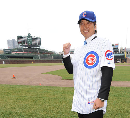 カブス入団会見でユニホーム姿を披露し、本拠地フィールドを背にガッツポーズを見せる藤川球児（2012年12月7日撮影）