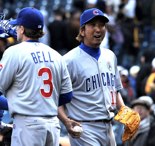 パイレーツ対カブス　メジャー初登板で初セーブを上げ、ウイニングボールを手に引き揚げるカブス藤川球児（2013年4月1日撮影）