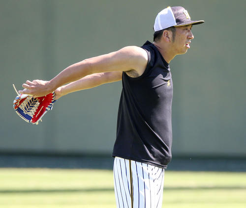 キャッチボール中、肩を動かす藤川球児（2020年8月27日撮影）