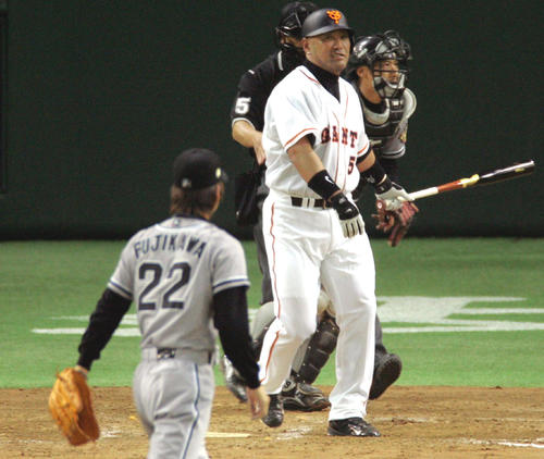 05年4月、阪神藤川から空振り三振に仕留められる巨人清原