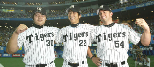 05年8月17日、横浜戦の最後をリレーで抑えた（左から）久保田、藤川、ウィリアムスはお立ち台でガッツポーズ