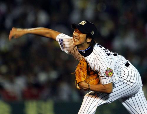 シーズン78試合目の登板で8回表を3人で仕留めた藤川球児は、稲尾（西鉄）らの持つ年間最多試合登板記録に並んだ（2005年9月28日撮影）