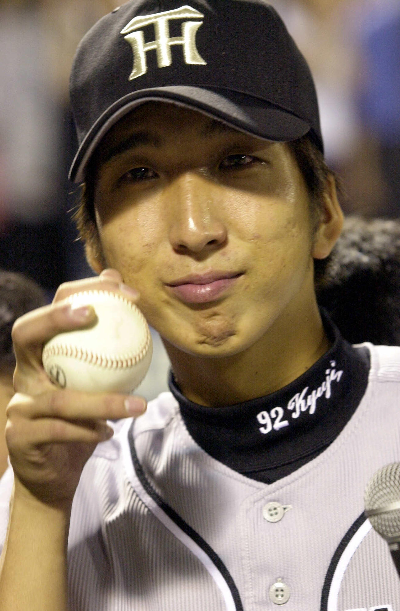 長かった初勝利への道、ヒーローインタビューでウイニングボールを手に涙を見せる藤川球児（2002年9月11日撮影）