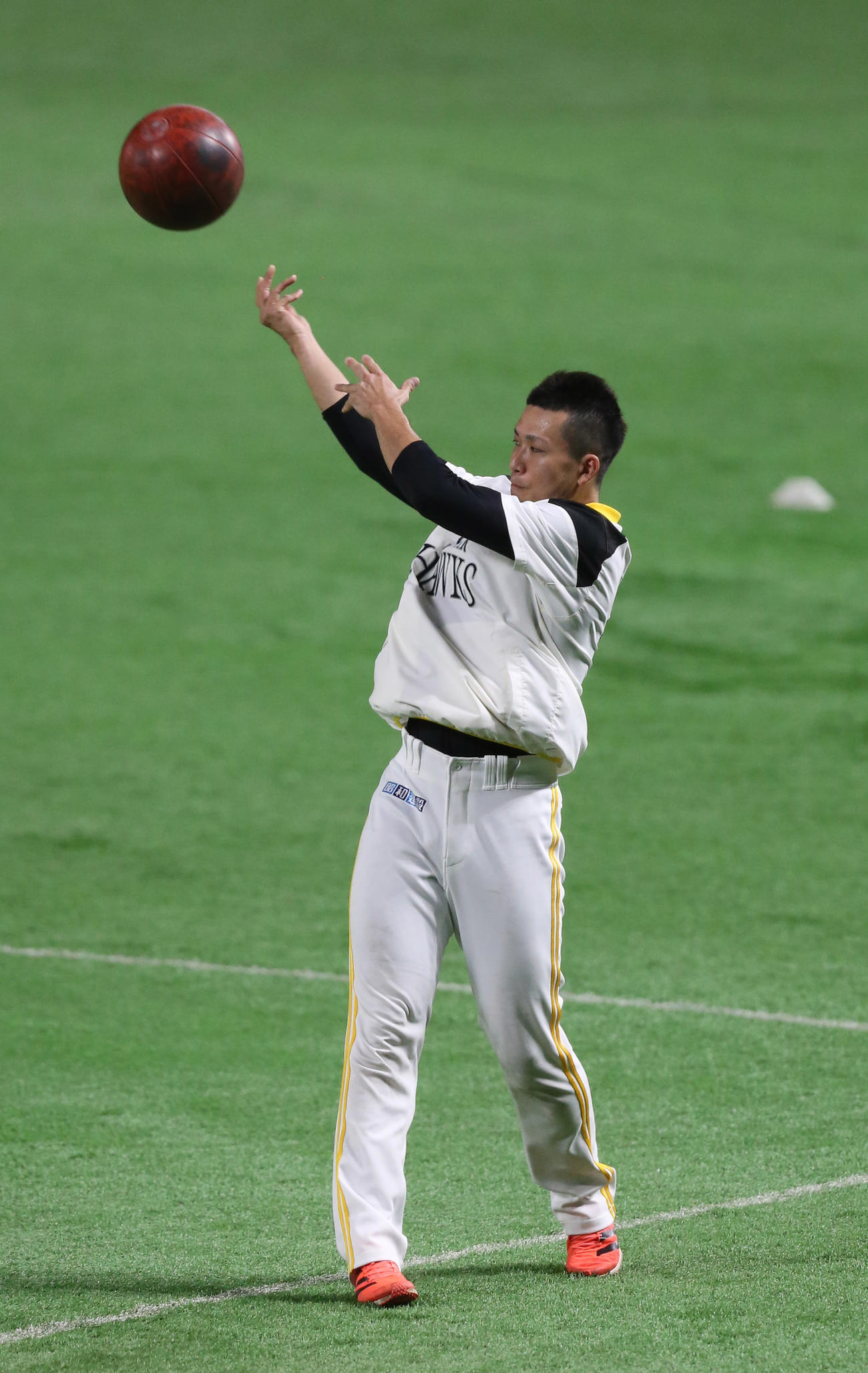ボール投げで鍛える千賀滉大（左）（撮影・菊川光一）