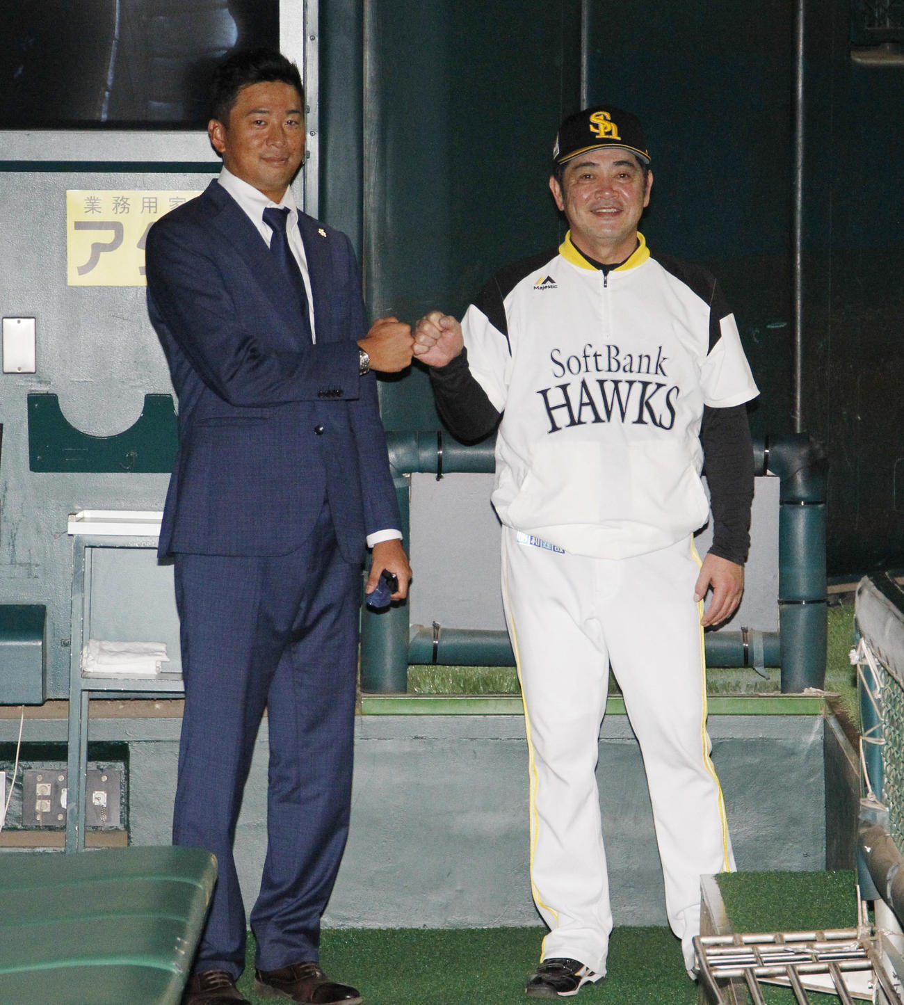 支配下契約を終えた渡辺雄（左）は、工藤監督（右）とグータッチ（撮影・菊川光一）