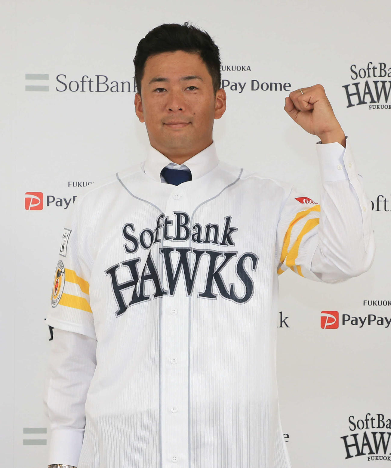ソフトバンク情報　支配下登録の会見を終えガッツポーズをする渡辺雄大（球団提供）