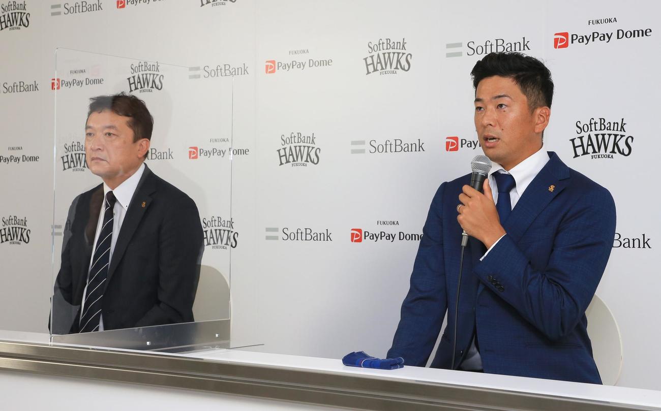 支配下登録を済ませ会見する渡辺雄大、左は三笠杉彦取締役（GM）球団統括本部長（球団提供）