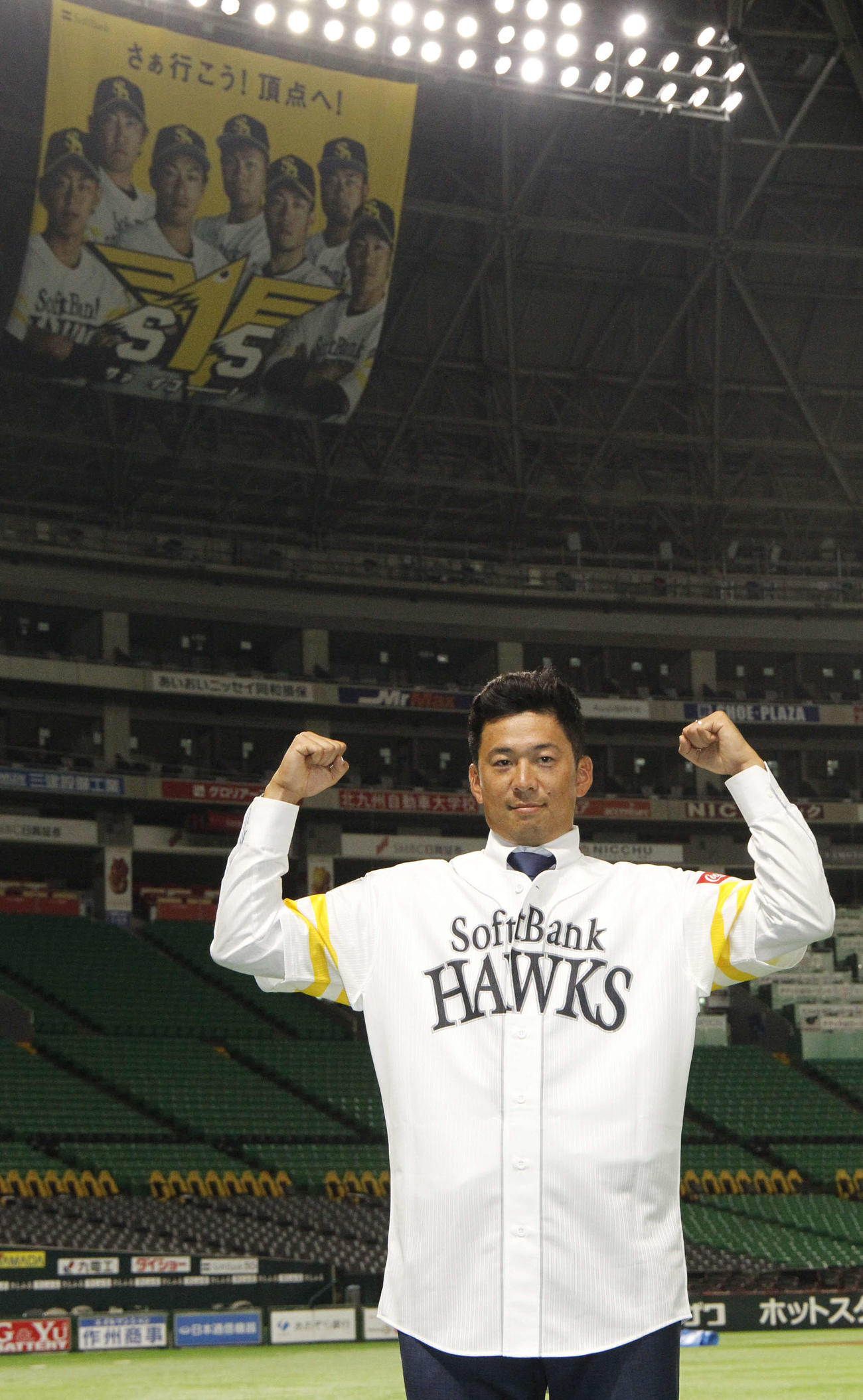 支配下契約を終え、ペイペイドームでガッツポーズする渡辺雄（撮影・菊川光一）