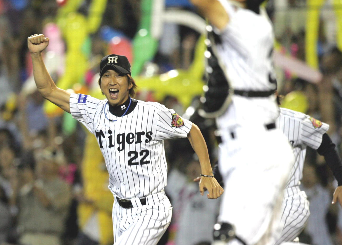 優勝の瞬間、ガッツポーズでベンチを飛び出す藤川球児（2005年9月29日撮影）