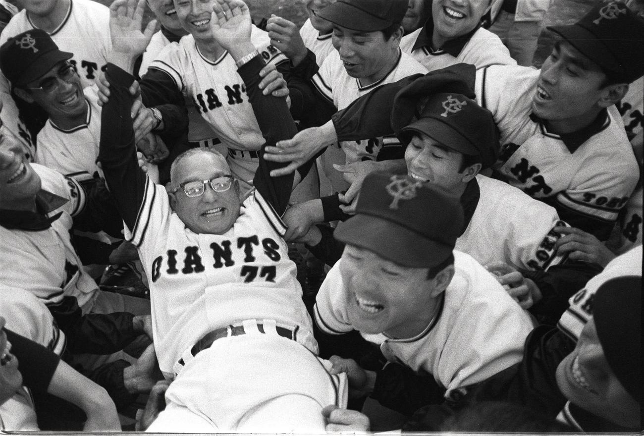 後楽園球場に帰ってから優勝胴上げを行う巨人川上哲治（1972年10月13日）