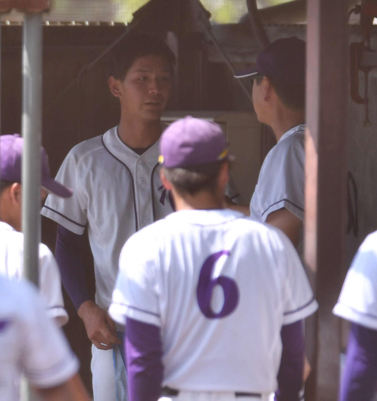 練習試合　関大対天理大　4回表終了後、ベンチで天理大・藤原監督（後方右）と話す森浦（撮影・岩下翔太）