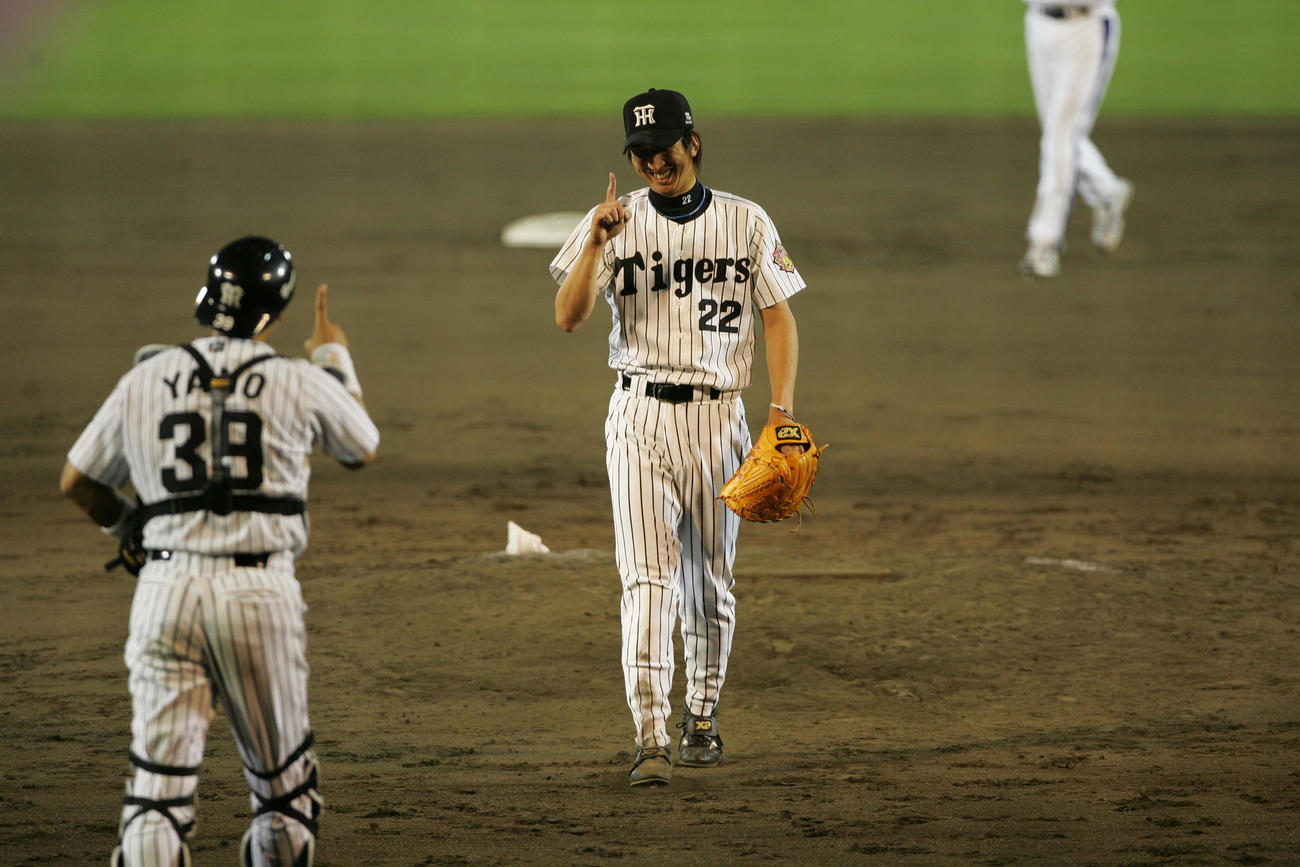 05年オールスター第2戦、最終回を締めた藤川（右）は矢野とNO．1ポーズ