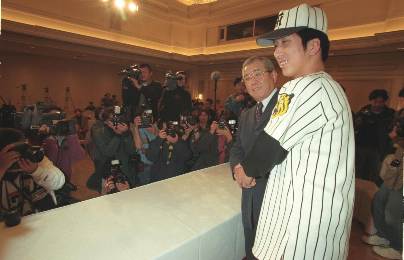 98年12月21日、新人入団発表会見で野村克也監督と握手を交わす藤川