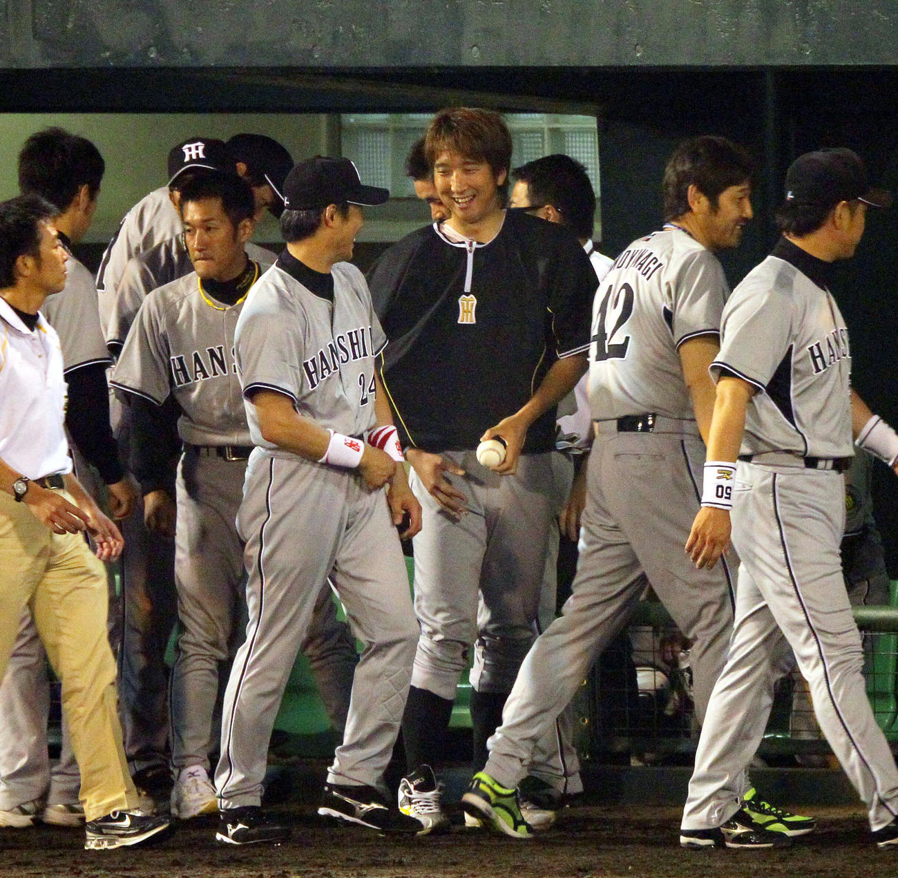 勝利球をもらった藤川球児（中央）は桧山進次郎（左）に渡そうとするが断られ、最後はスタンドのファンにプレゼント（2010年6月22日撮影）
