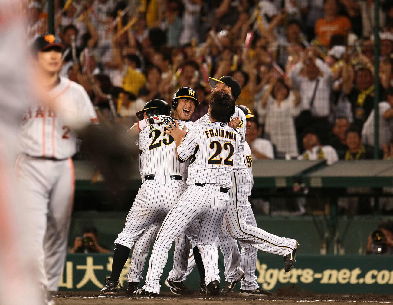 サヨナラ犠飛を放ち新井貴浩、藤川球児と抱き合って喜ぶ桧山進次郎（2011年7月13日撮影）