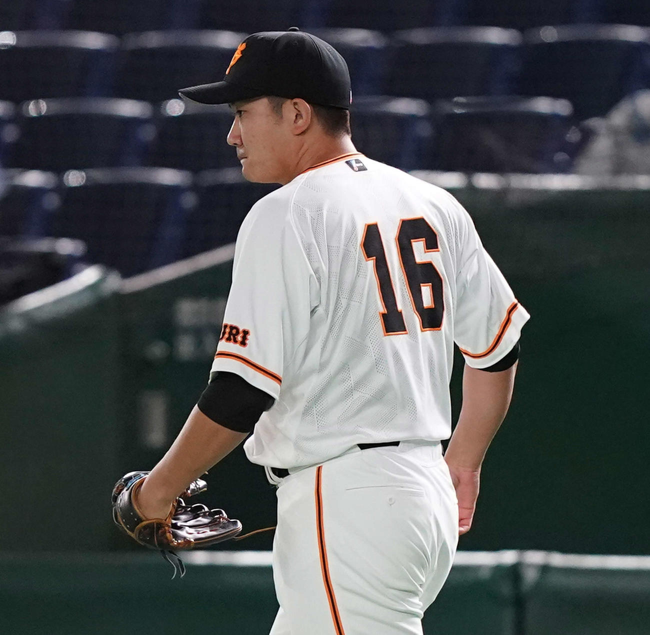 巨人対DeNA　背番号「16」のユニホームを着て、試合前のキャッチボールに臨む巨人菅野（撮影・江口和貴）