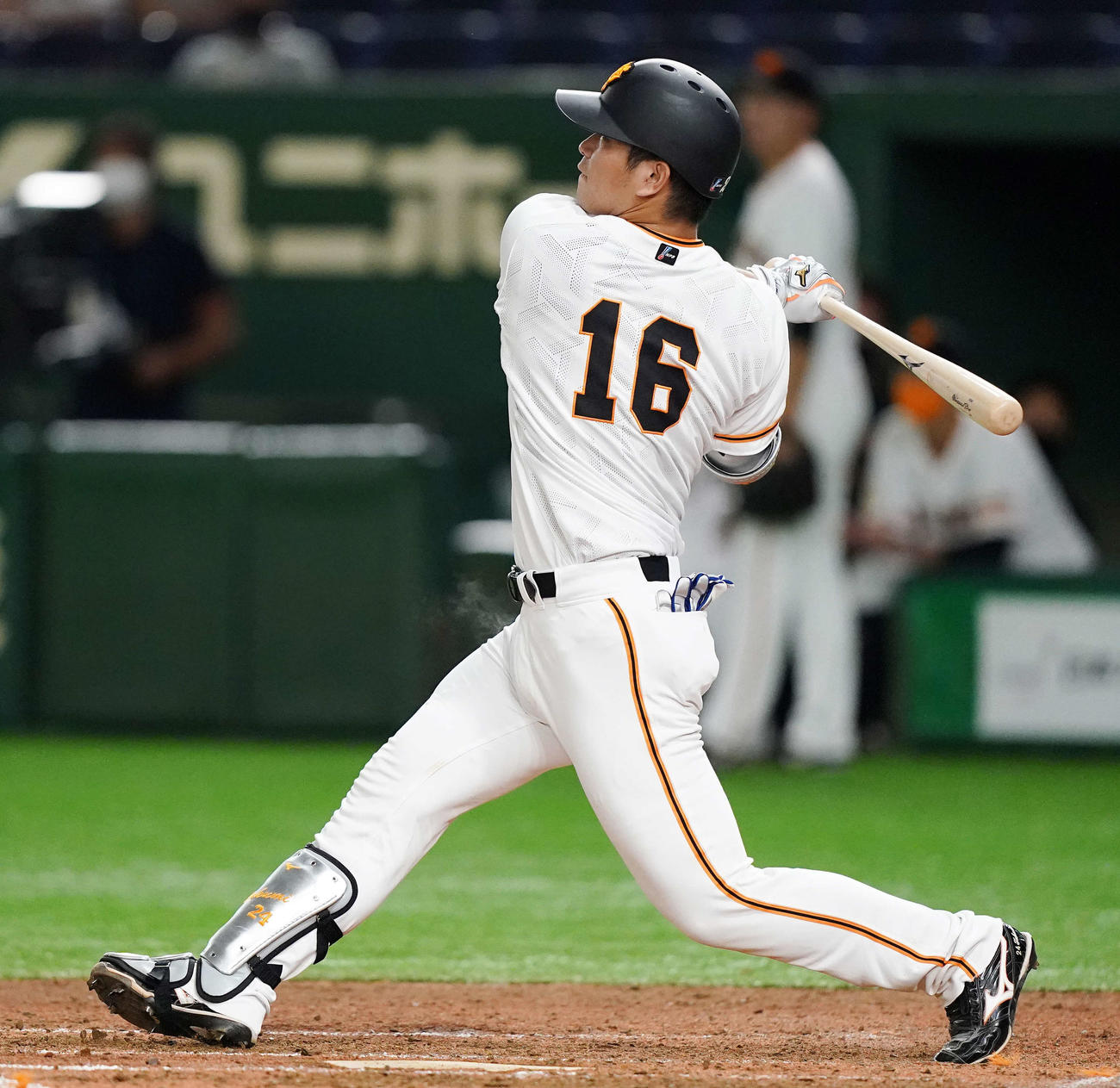 巨人対DeNA　4回裏巨人2死一塁、右越えに先制2点本塁打を放つ大城（撮影・江口和貴）
