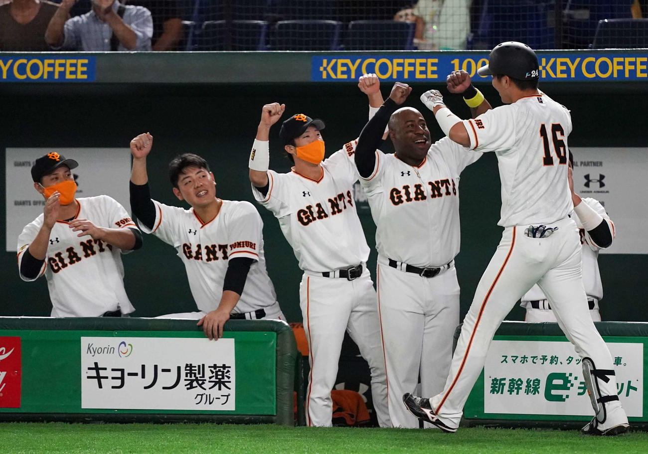 巨人対DeNA　4回裏巨人2死一塁、先制2点本塁打を放った大城（右端）を迎えるナイン（撮影・江口和貴）