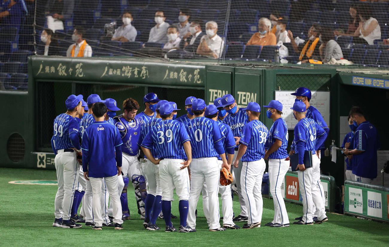 巨人対DeNA　5回表を前に円陣を組むDeNAナイン（撮影・河野匠）
