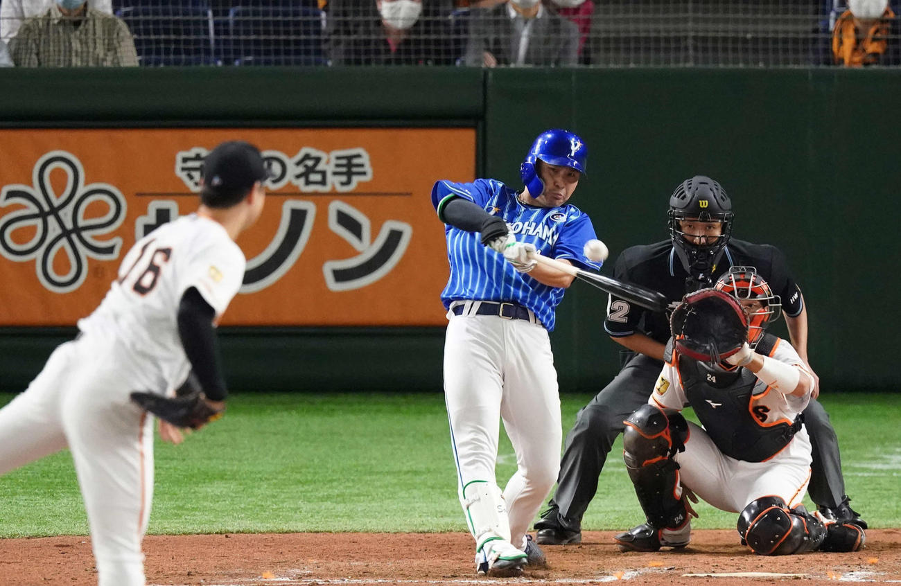 巨人対DeNA　8回表DeNA2死一、二塁、右前適時打を放つ佐野。投手中川（撮影・鈴木みどり）