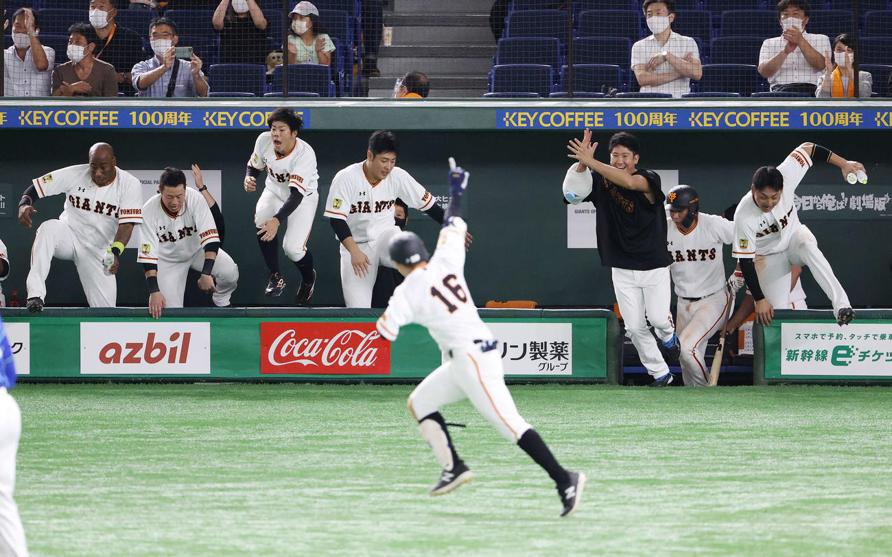 巨人対DeNA　9回裏巨人無死満塁、吉川尚（手前）が右前にサヨナラ打を放ち、ベンチを飛び出す、左からウィーラー、亀井、松原、岡本、菅野、丸（撮影・河野匠）