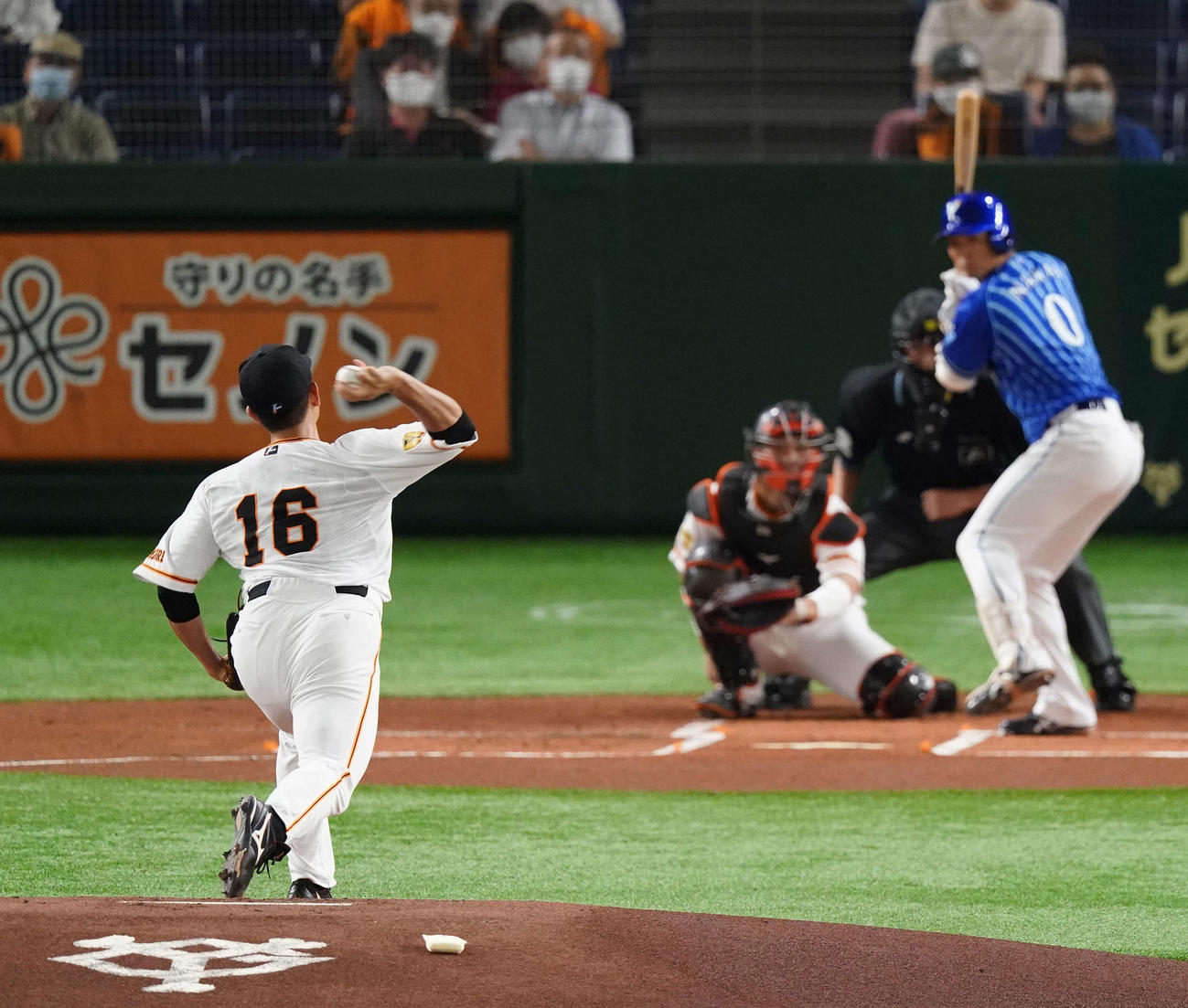 巨人対DeNA　「川上哲治生誕100年記念試合」のため、背番号16のユニフォームで試合に臨む巨人菅野（撮影・鈴木みどり）